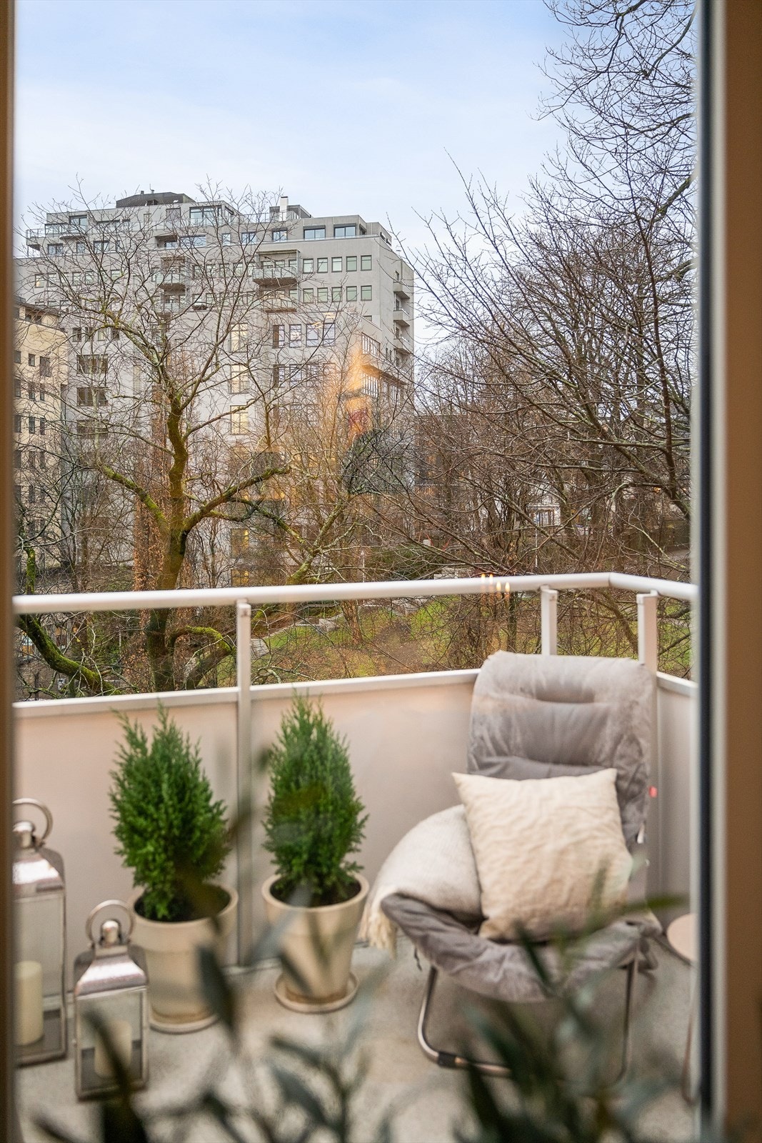 Fra stuen er det et hyggelig utsyn mot de rolige omgivelsene. Galleribilde