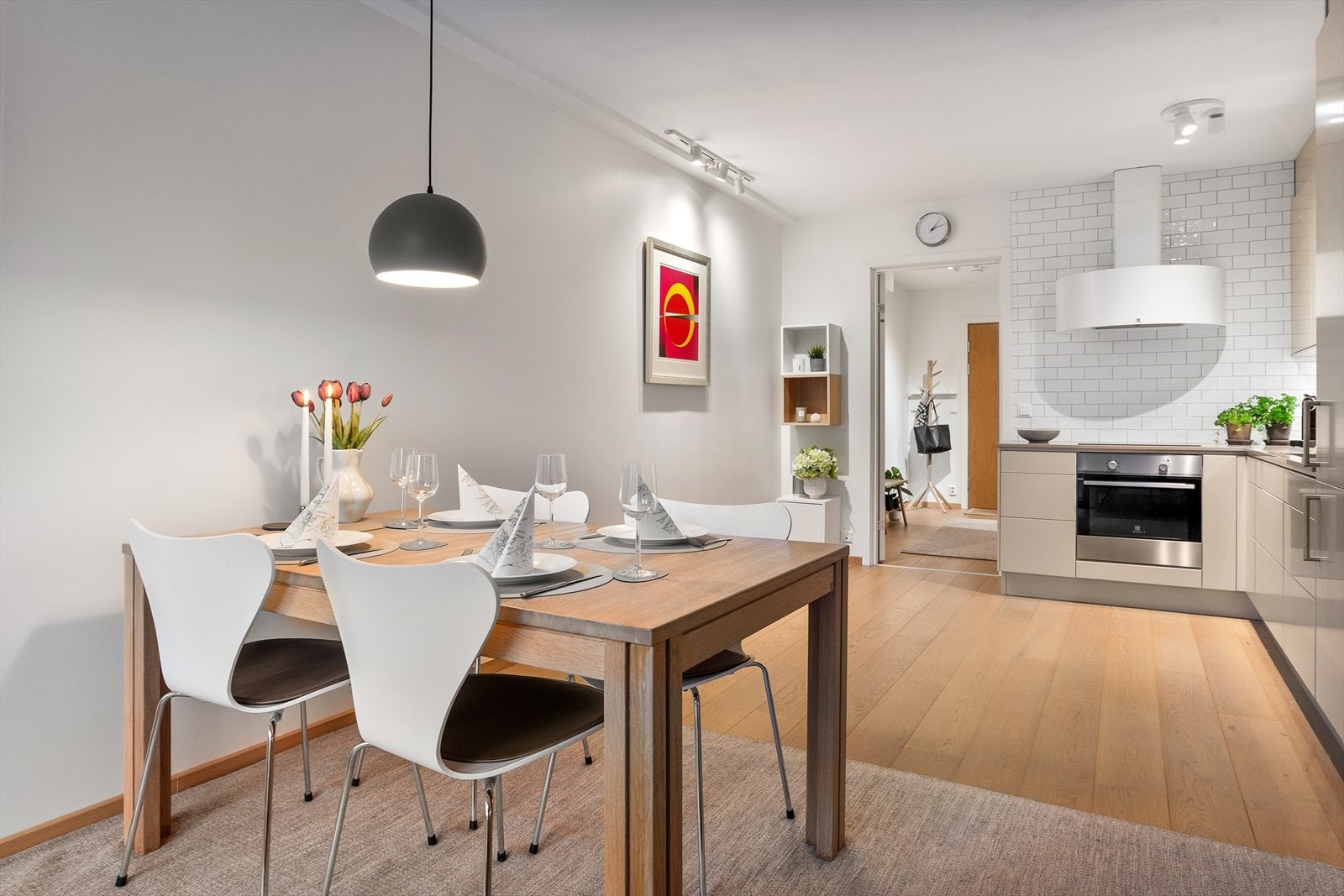 Åpen stue- kjøkkenløsning gir boligen en sosial atmosfære. Galleribilde