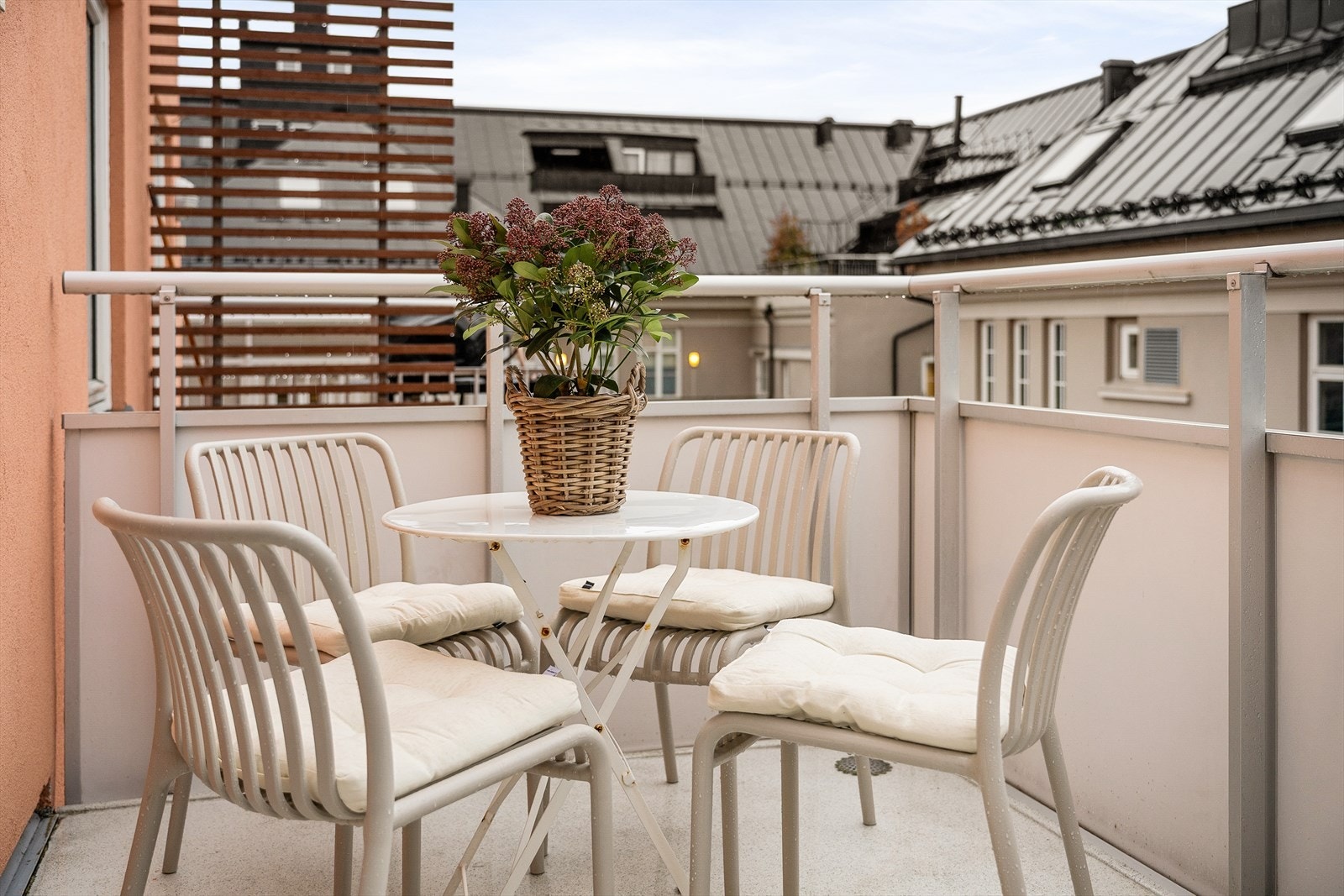 Balkongen på 7 m² har god plass til en sittegruppe og vender mot rolige omgivelser. Galleribilde