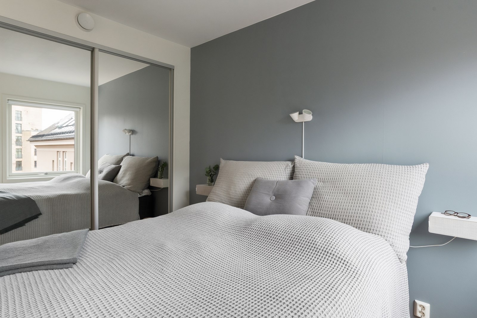 En stor skyvedørsgarderobe med speilfronter gir rikelig med oppbevaringsplass. Galleribilde