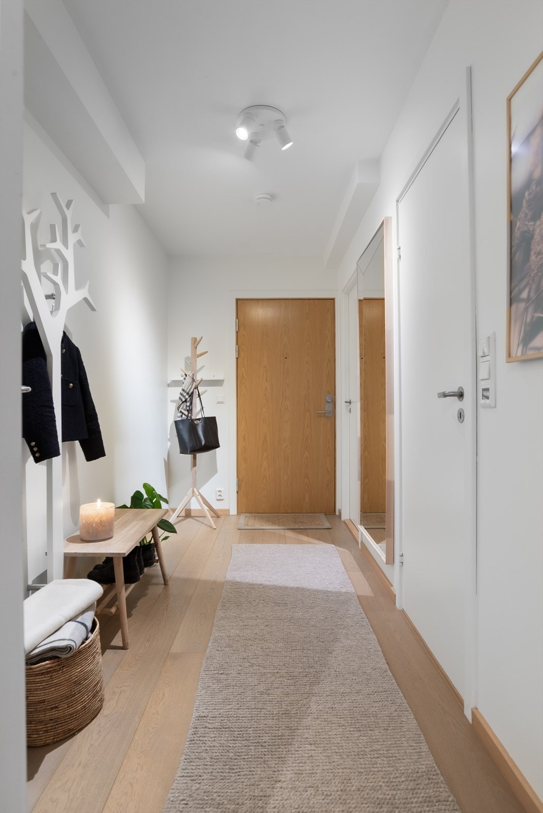 Lys og Innbydende entré med god plass til ytterbekledning. Galleribilde