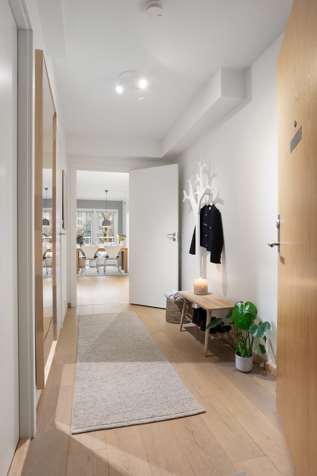 Fra entrèen har du adgang til innvendig bod, bad og videre inn til kjøkken og stue. Galleribilde