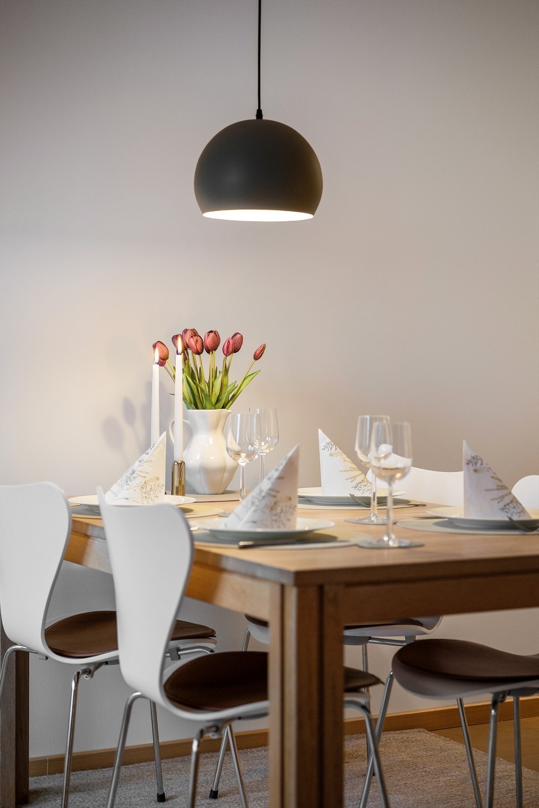 Spiseplassen er et naturlig samlingspunkt mellom stue og kjøkken. Galleribilde