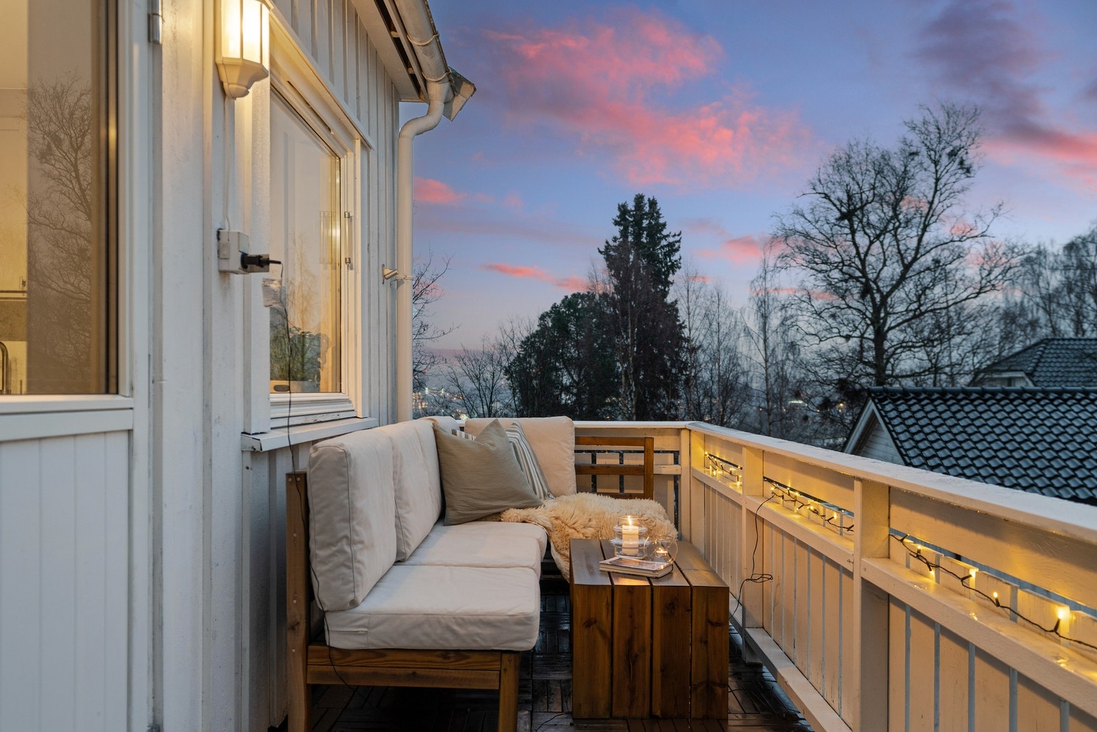 Fra kjøkkenet har man utgang til en flott sørvendt veranda på 8,2 kvm. Gjennom sommerhalvåret har man sola fra tidlig om morgenen og frem til ca. kl. 16. Her kan frokosten og en kopp kaffe nytes. Galleribilde