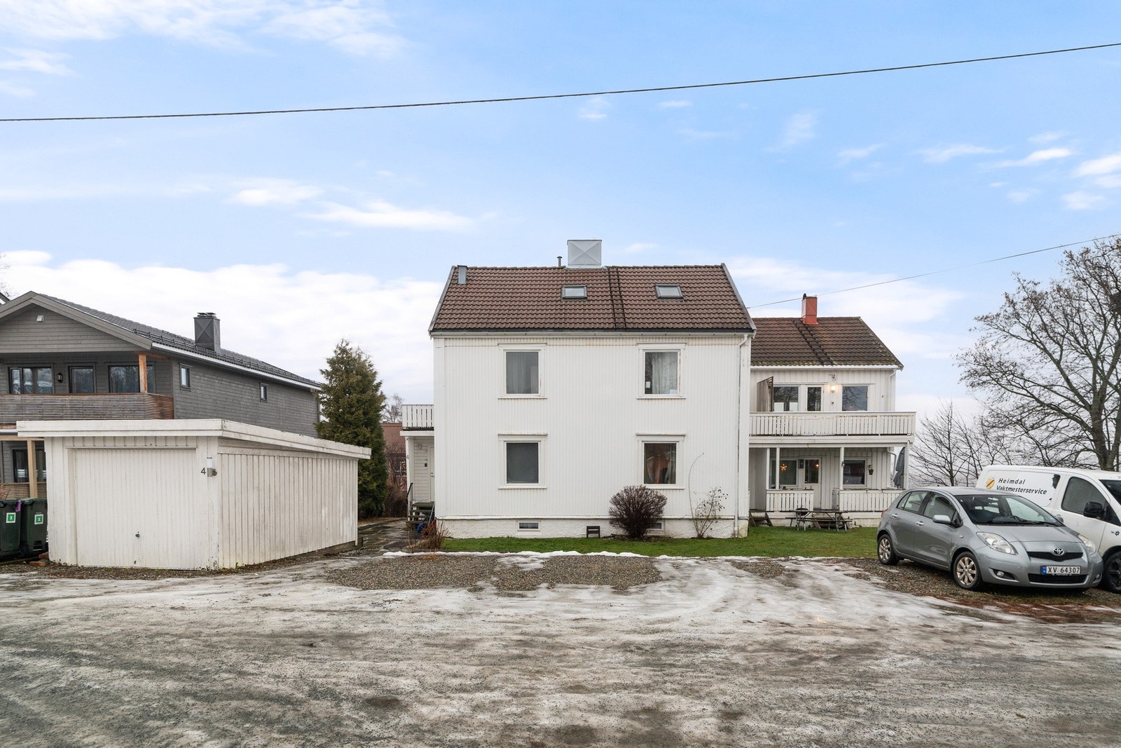 Garasjen til venstre tilhører leiligheten. I tillegg har man felles parkering i sameiet (6 stk.) og felles gjesteparkering i velforening (ca. 6 stk.). Galleribilde