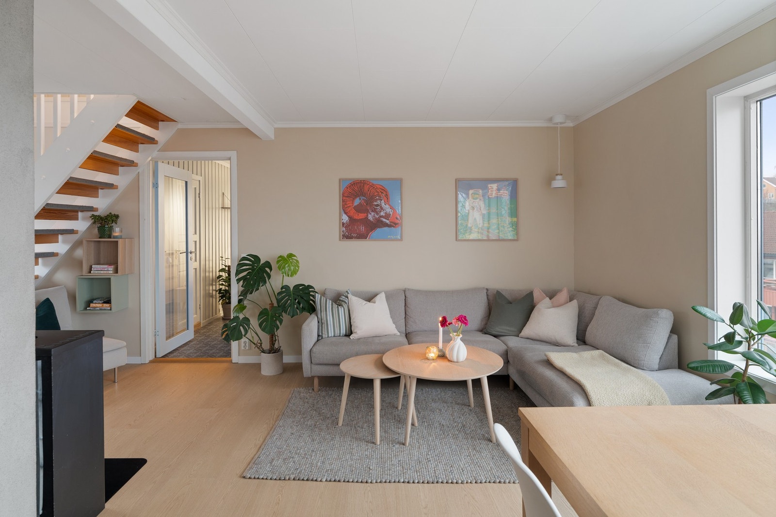 Stue/kjøkken fikk nytt gulv i 2024. Galleribilde