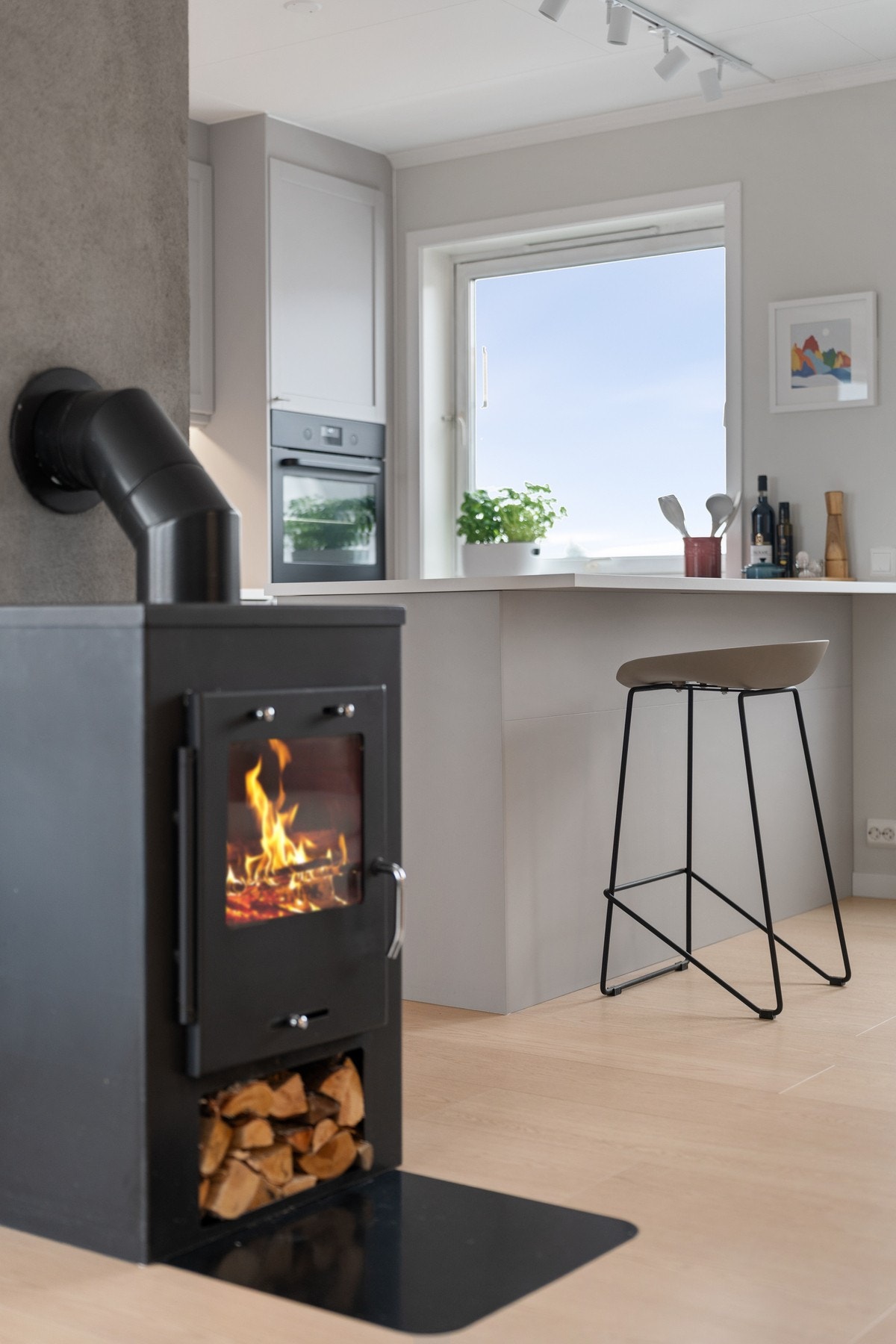 Lekker vedovn som effektiv varmekilde bidrar til lavere strømregninger gjennom vinterhalvåret. Galleribilde