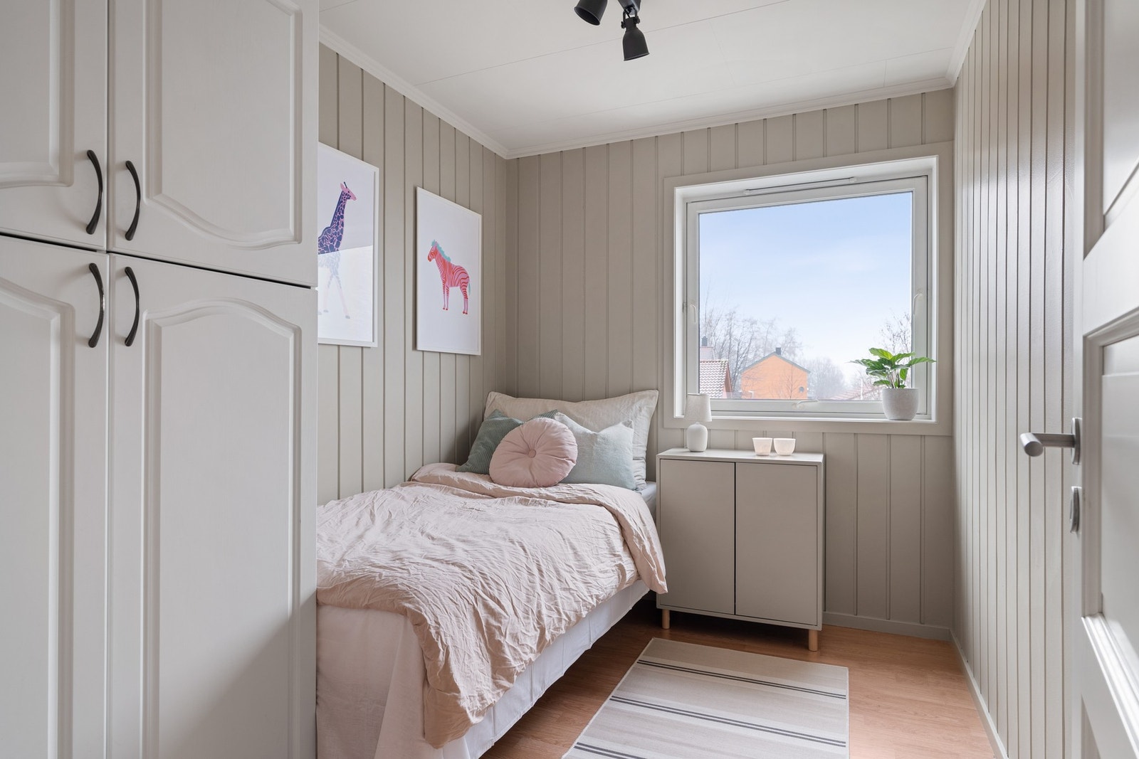 Garderobe medfølger på begge soverommene. Galleribilde