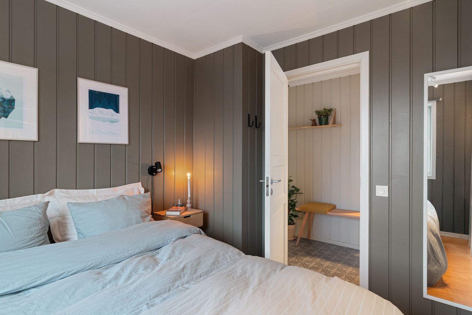 Hovedsoverommet har bra med plass for dobbeltseng med nattbord på hver side av sengen. Galleribilde