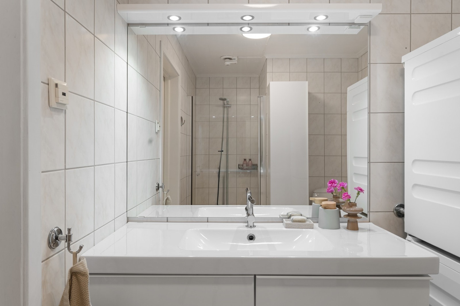 Badet er utstyrt med mekanisk avtrekk, og det finnes ingen tegn til fukt iht. takstrapport. Galleribilde