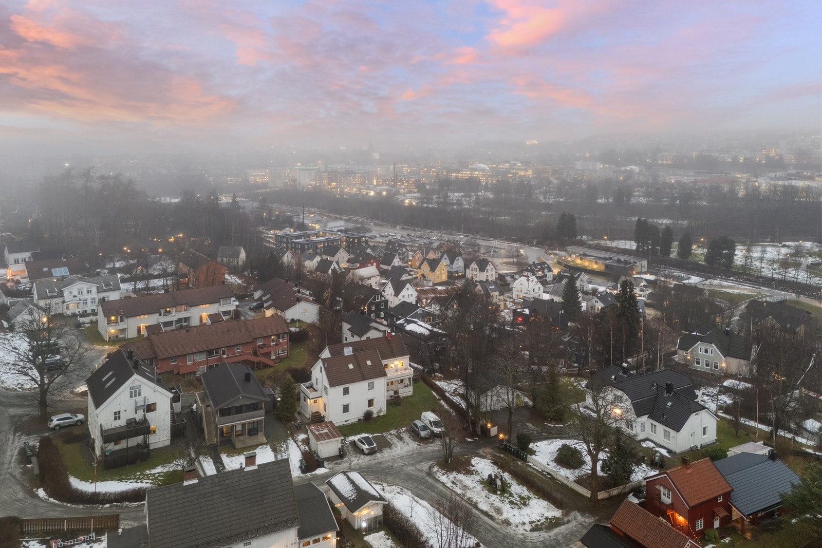 Leiligheten ligger fint til tilbaketrukket fra sentrums yrende folkeliv, samtidig med nærhet til "alt". Trondheim Sentrum, bymarka, buss, trikk og tog har man lett tilgjengelig. Galleribilde