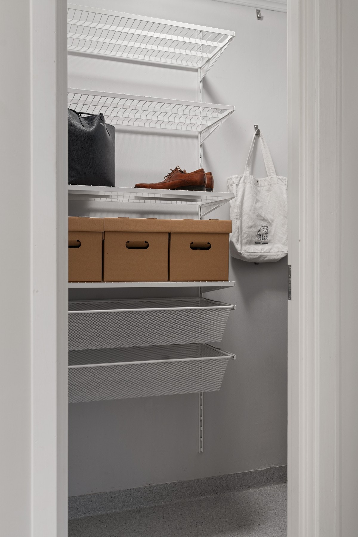 Boligen byr på rikelig med lagring i innvendig bod, innendørs og utendørs kneloft, bod i kjeller, sykkelbod og garasje. Galleribilde