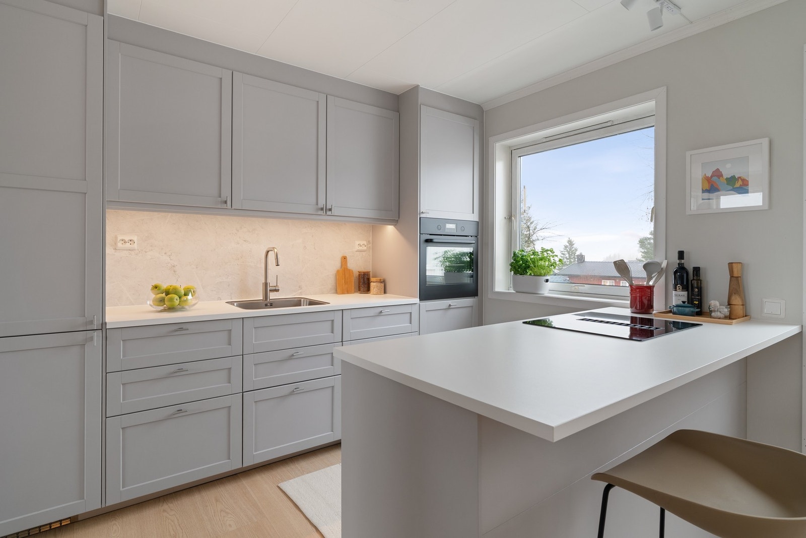 Her har man rikelig med benkeplass som følger av praktisk kjøkkenøy, samtidig svært god oppbevaringsplass i skuffer og skap. Galleribilde