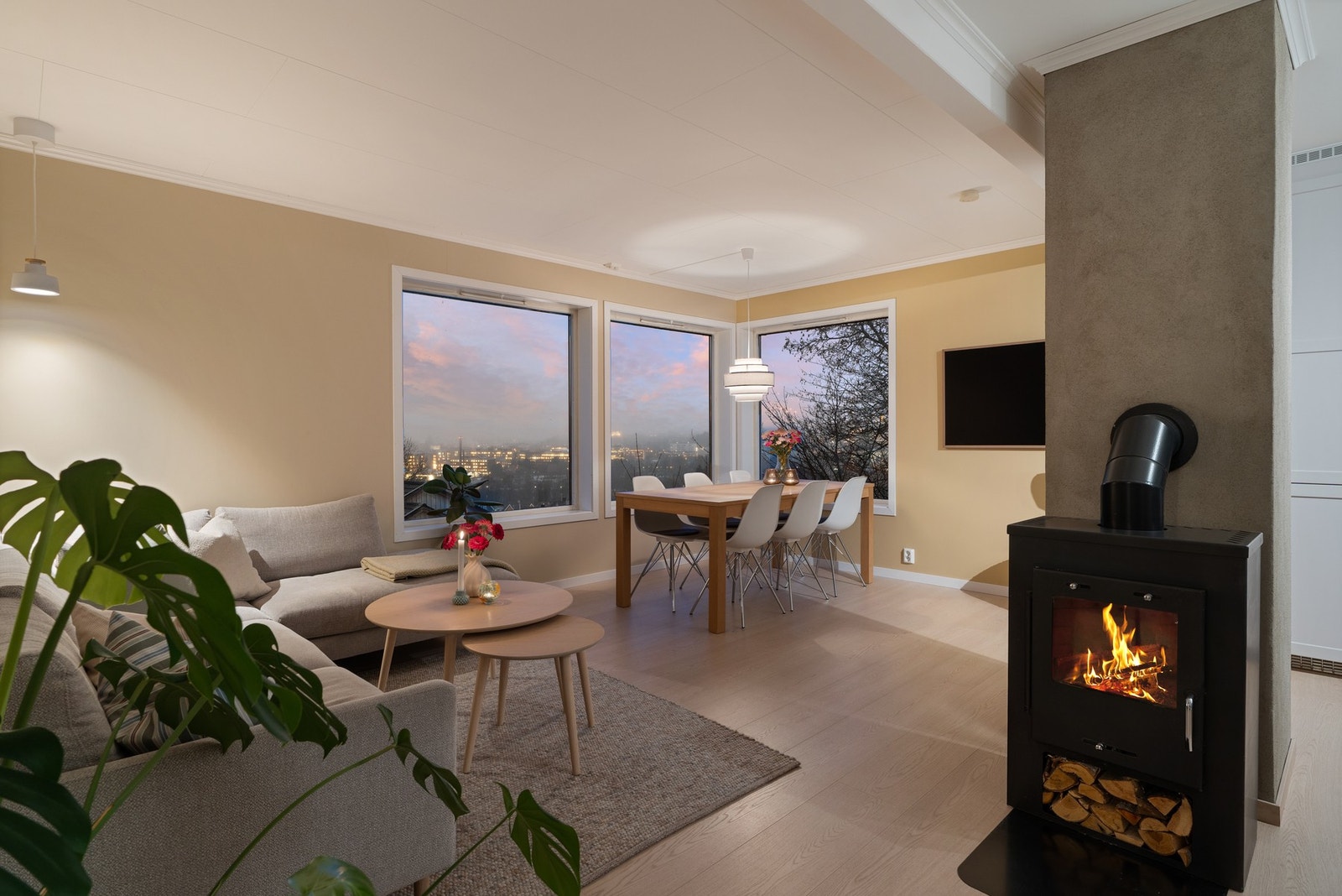 Hjørneplasseringen sørger for ekstra vindusflater og rikelig med naturlig lysinnslipp. Rommet må sies å ha en fantastisk atmosfære. Galleribilde