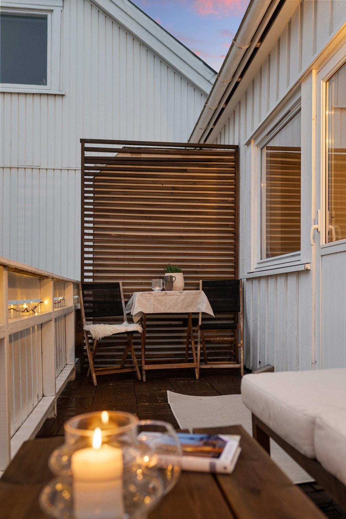 Man har også tilgang på en vestvendt veranda ved eget inngangsparti hvor en kan nyte sola fra den forsvinner her og ut kvelden. Galleribilde