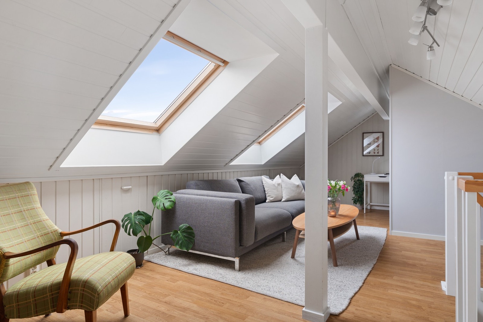 Loft/bodareal innredet som stue. Galleribilde