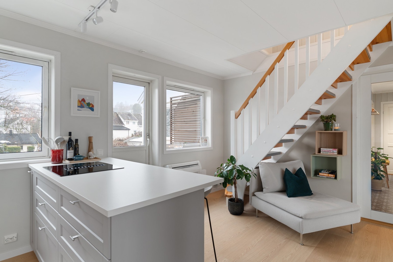 Praktisk varmepumpe sørger for god og effektiv oppvarming, i tillegg til avkjøling i sommervarmen. Varmepumpe sammen med peis og god ventilasjon sørger for et godt inneklima hele året. Galleribilde