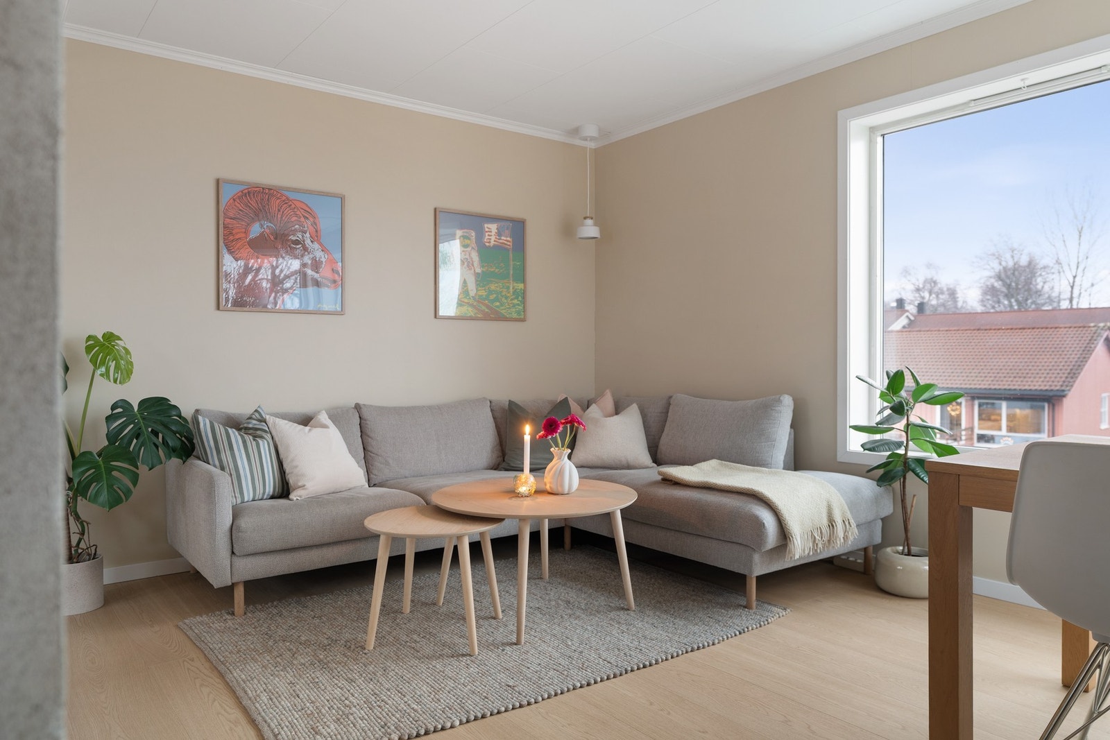 Stua er av god størrelse og har bra med plass for en romslig sofakrok og tv-løsning. Galleribilde