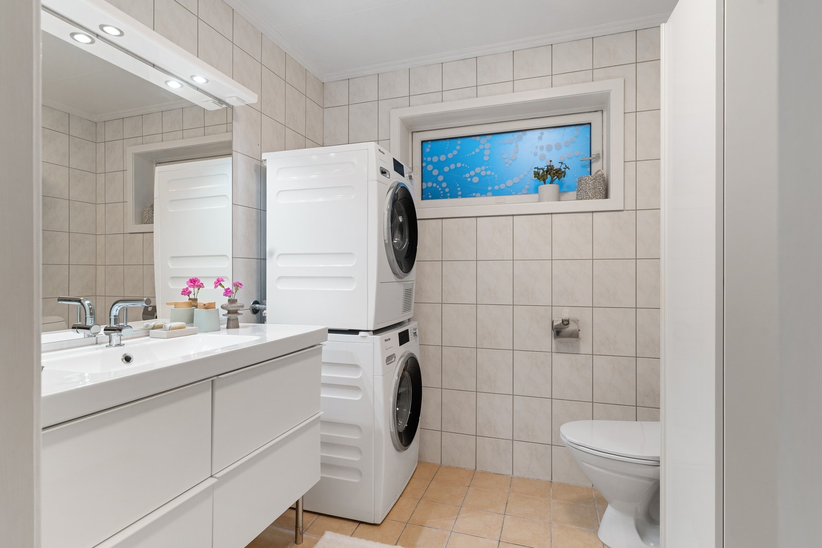 Flislagt bad på 5,1 kvm med tidløse fargevalg og behagelig oppvarming via varmekabler i gulv. Galleribilde