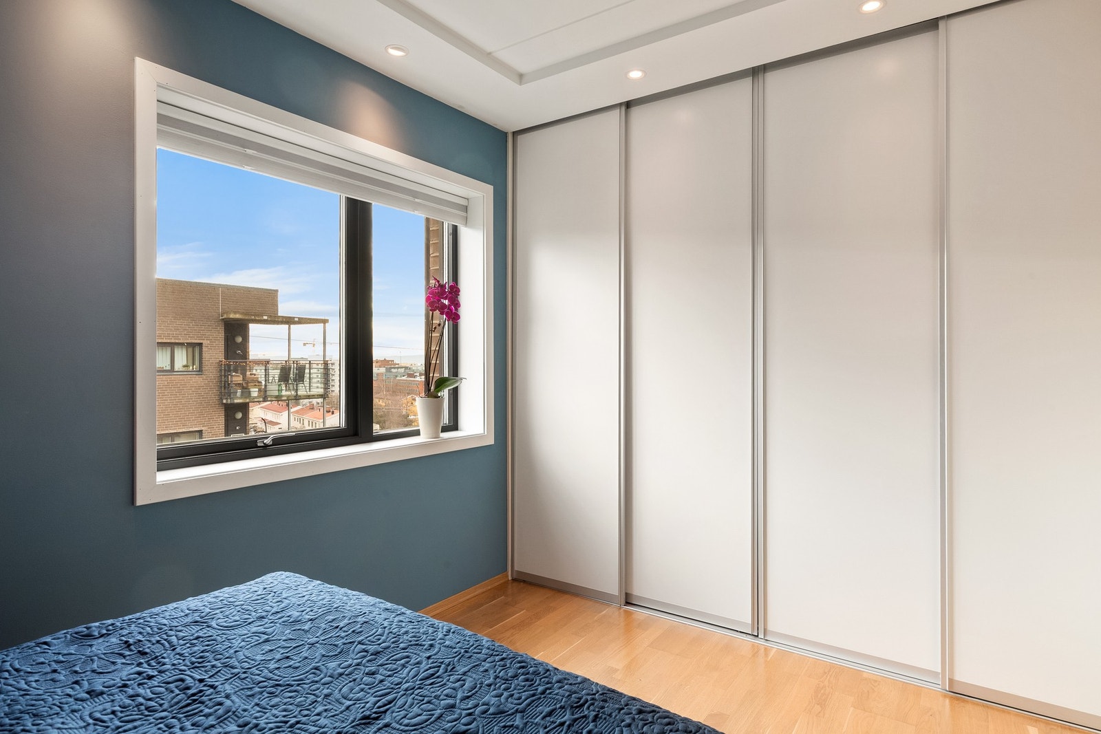 Godt med oppbevaringsplass i stor skyvedørsgarderobe. Galleribilde