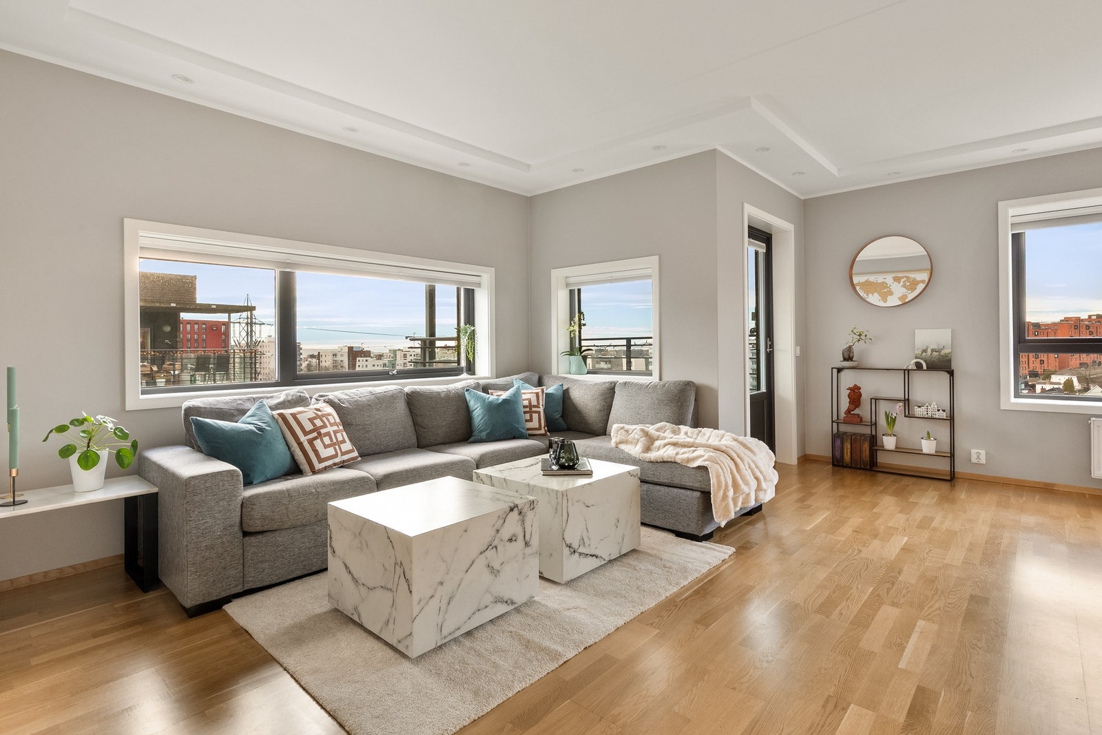 Lyst og luftig med lysmalte vegger og rikelig med lysinnslipp fra leilighetens store vindusflater. Galleribilde