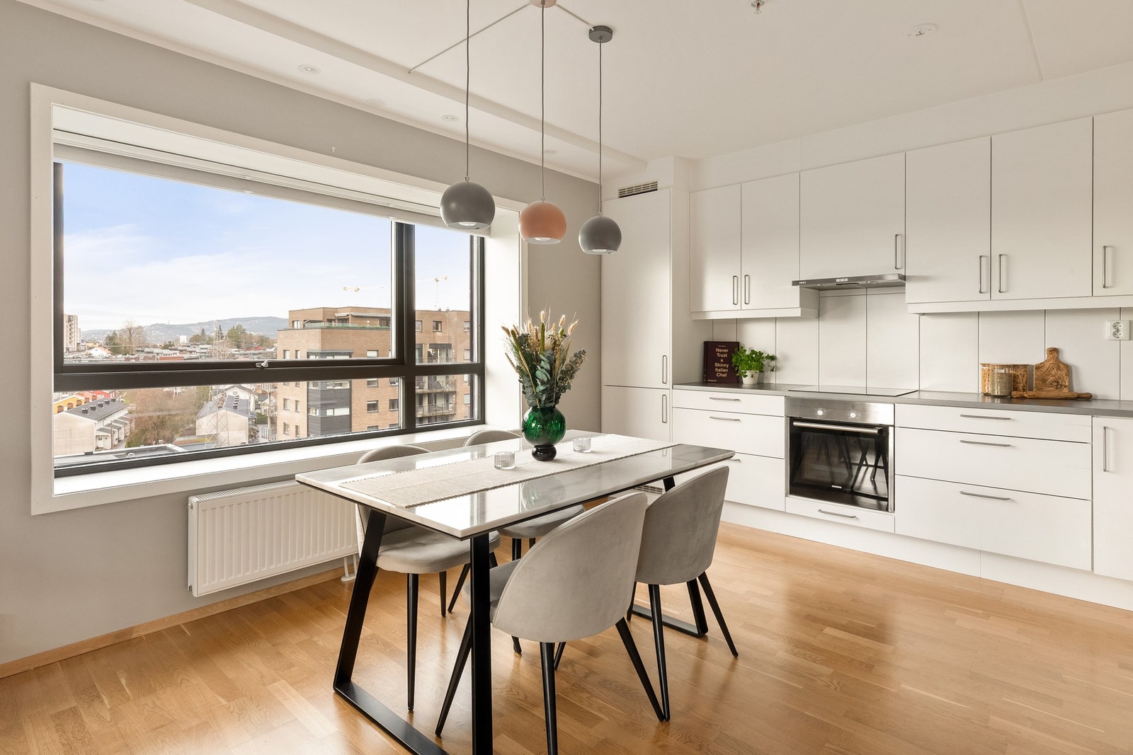 Det romslige kjøkkenet ligger praktisk til i en åpen løsning til stuen. Nedsenket tak med dimbare-ledlys på stue/kjøkken (og soverom). Galleribilde