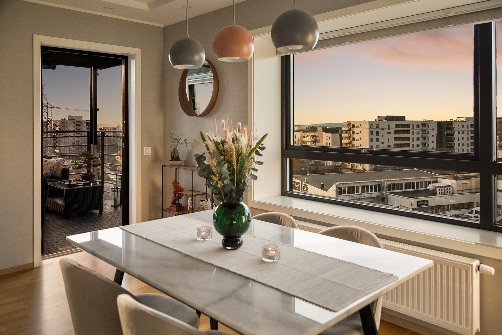 Her kan man nyte et fritt og luftig utsyn fra byggets 8. etasje. Galleribilde