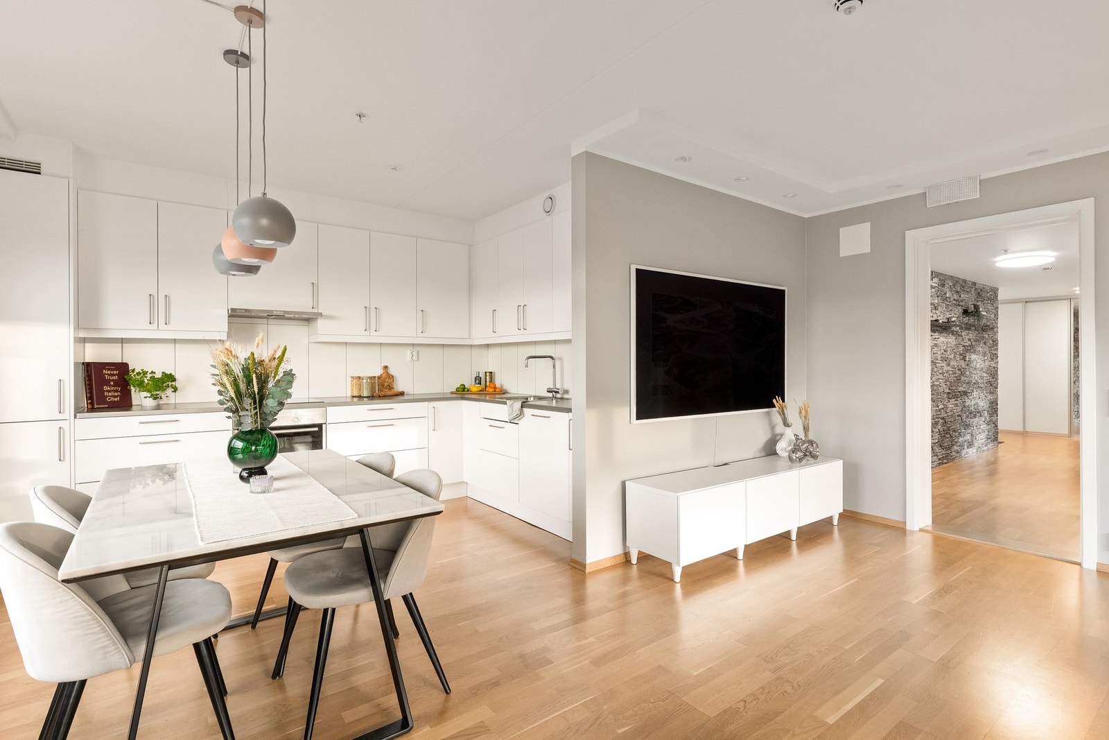 Kjøkkenet byr godt med både skap- og benkeplass, og det er i tillegg god plass til et stort spisebord. Galleribilde