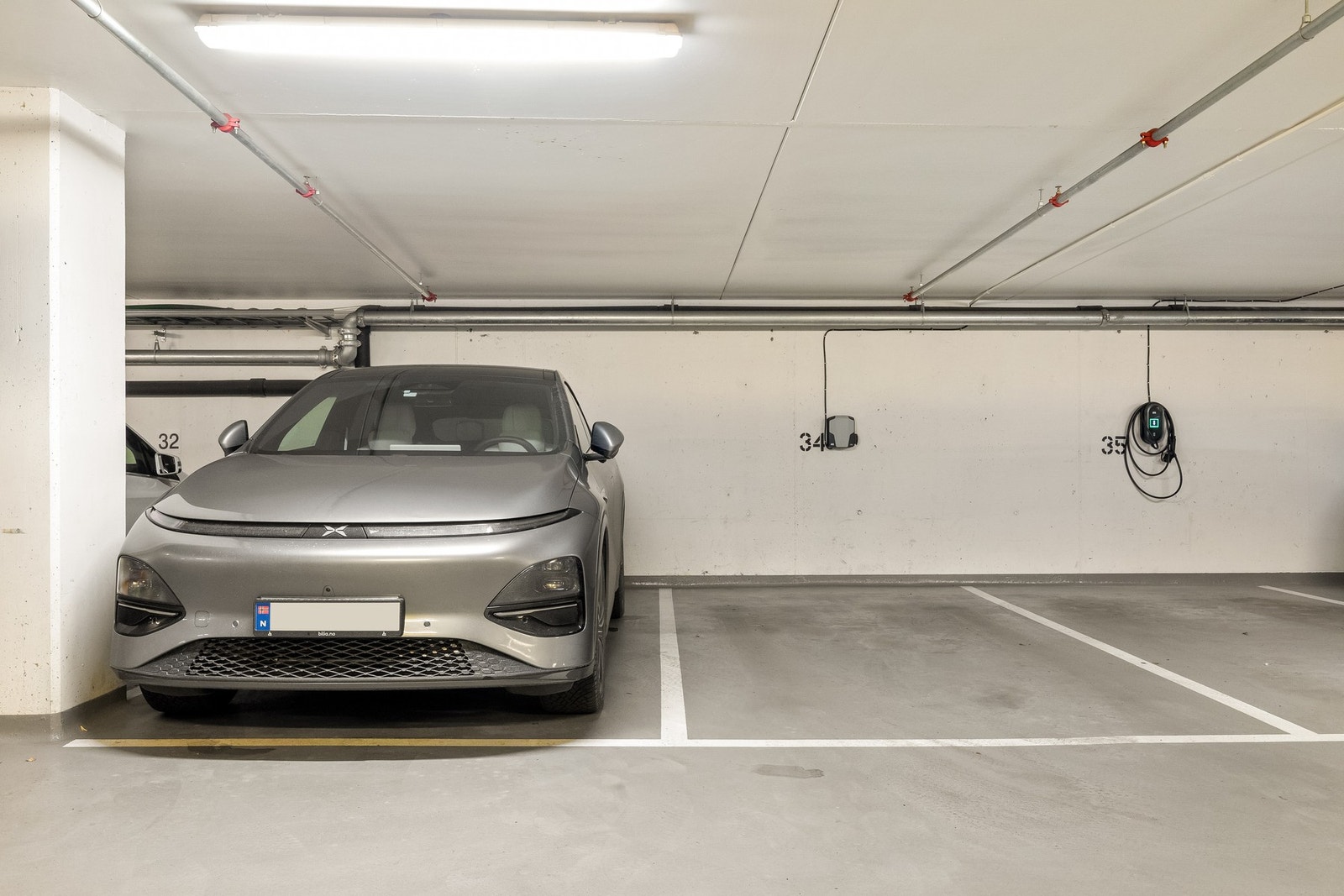 Leiligheten disp. garasjeplass 33 med elbil-lader i felles garasjeanlegg. Det er heis fra leiligheten og ned til garasjekjelleren. Galleribilde