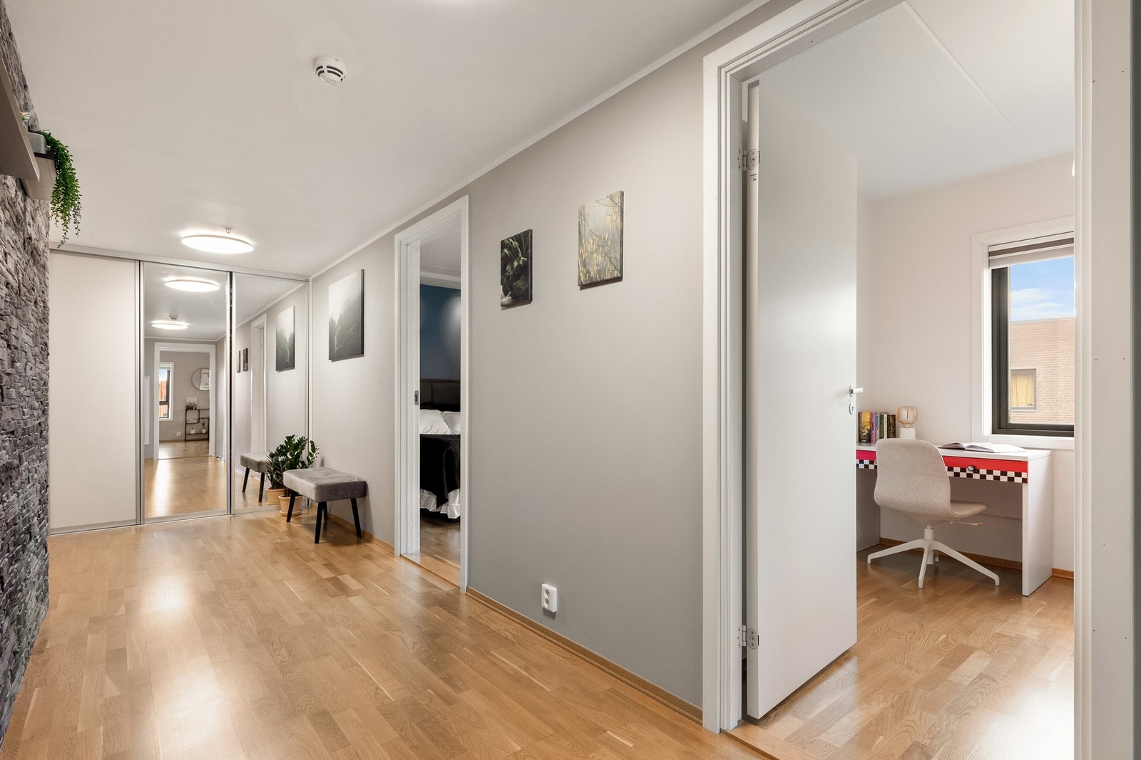 Leilighetens to soverom ligger ifm. mellomgang/entré, tilbaketrukket fra det sosiale rommet. Galleribilde