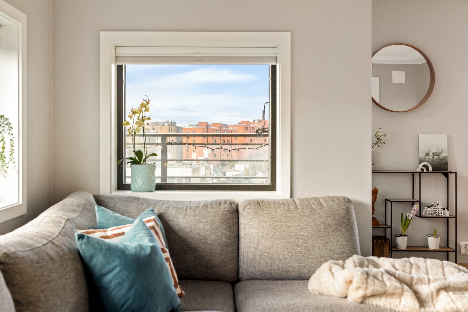 Gjennom vindusflatene blir utsikten som et kunstverk på veggen. Solskjerming på både stue- og kjøkkenvindu (og soveromsvindu). Galleribilde