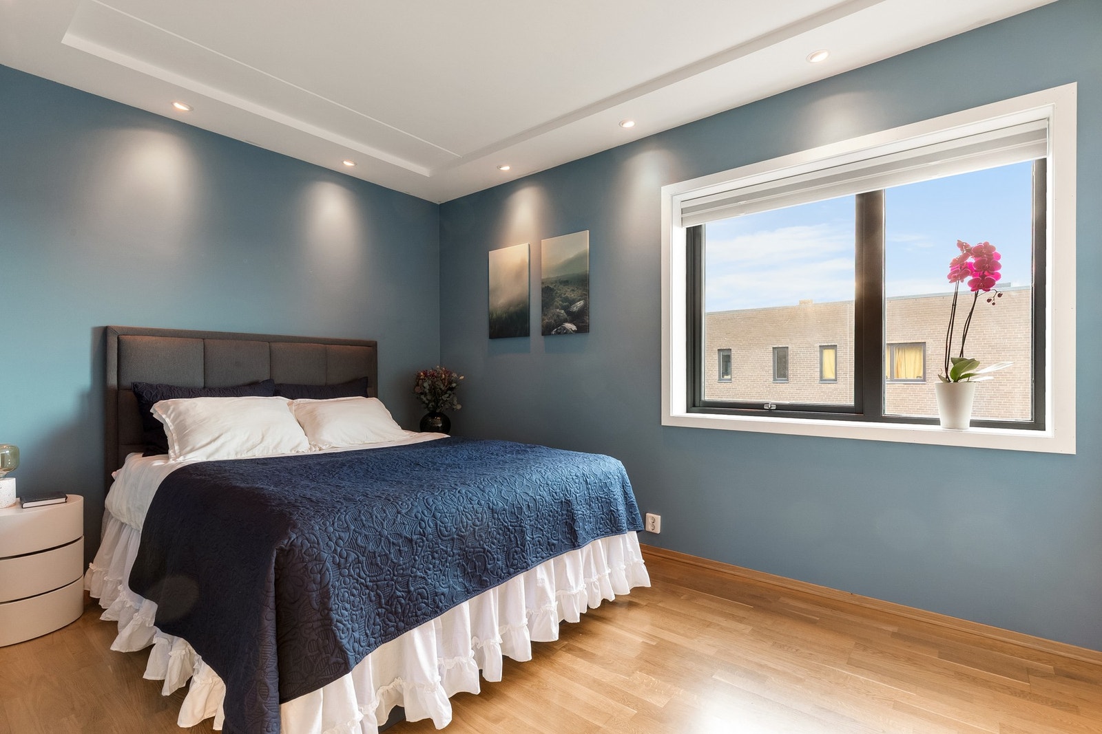 Hovedsoverommet er av en svært generøs størrelse med plass til stor seng og nattbord på begge sider. Solskjerming på begge av leilighetens soverom. Galleribilde