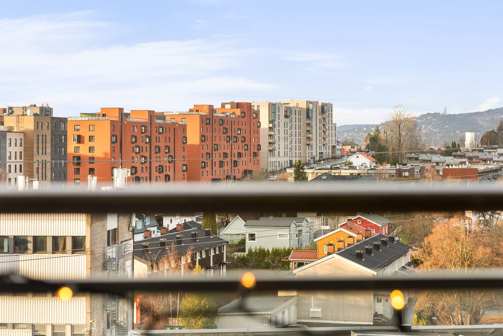 Fra balkongen kan man nyte sol fra soloppgang til solnedgang, og den gode utsikten gjør at man ser helt bort til Holmenkollen. Galleribilde