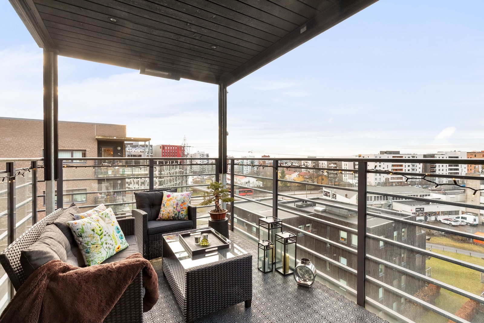 Den overbygde balkongen kan fint benyttes ved flere årstider da den kan skjermes av med tre solskjermingsvegger, i tillegg til at det er varmelampe i taket. Galleribilde