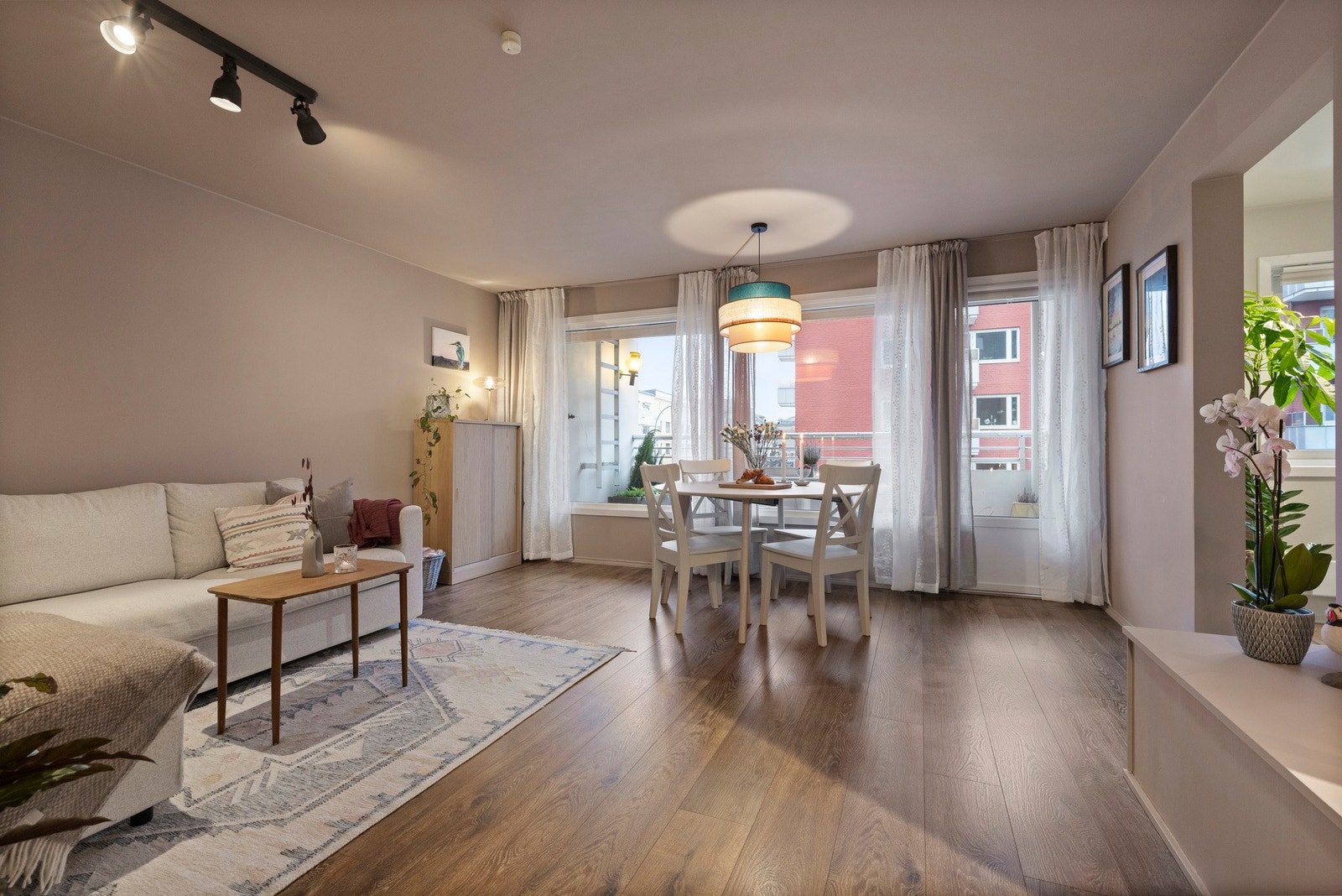 Kristoffer M. Zaar Abrahamsen ønsker velkommen til Kristiansands gate 12C! Foto: Marika Mørkestøl Galleribilde