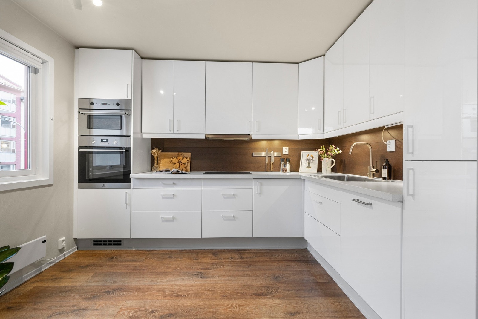 IKEA kjøkkeninnredning med glatte høyglans skapfronter og laminat benkeplate Galleribilde