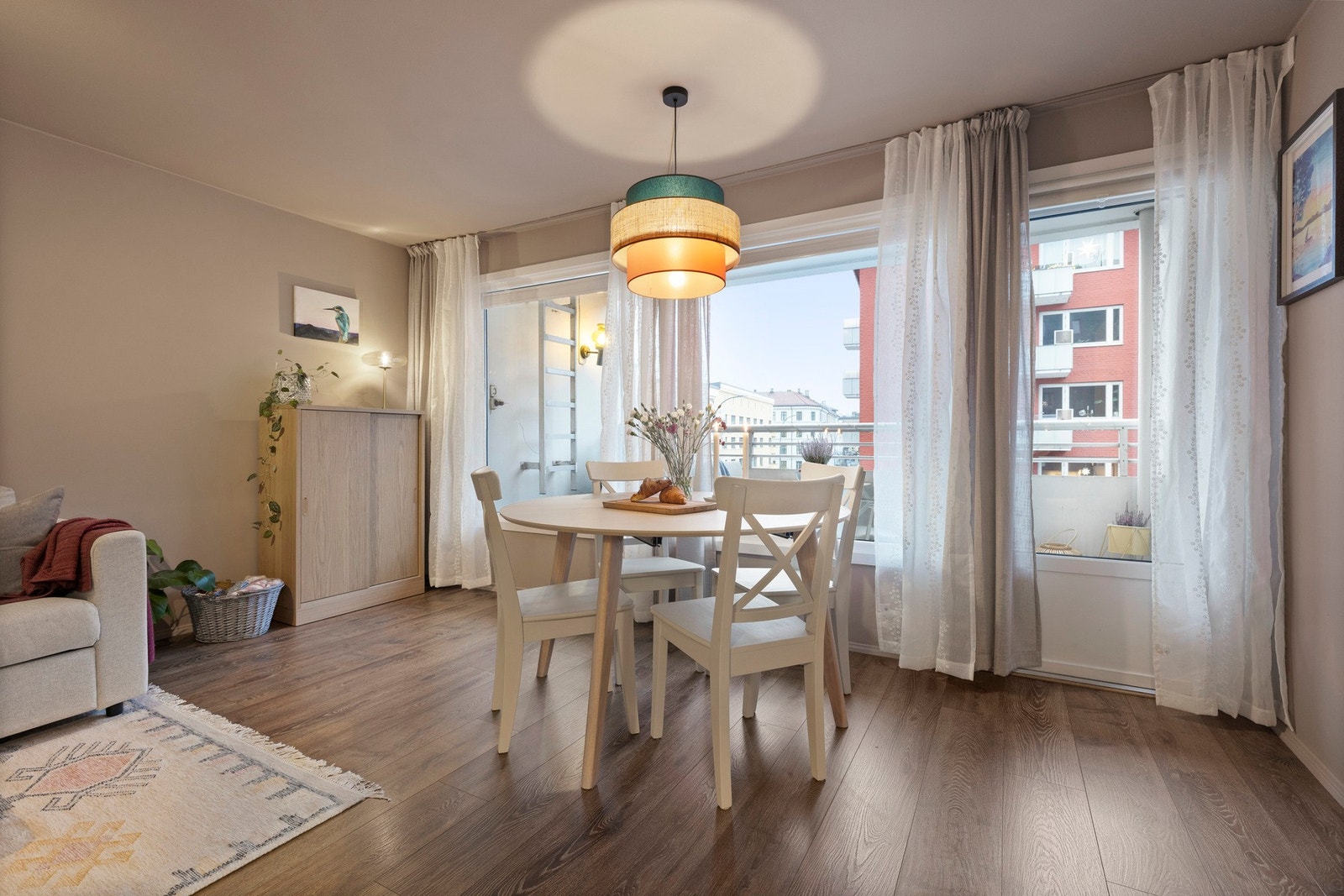 Lys og luftig stue med store vindusflater Galleribilde