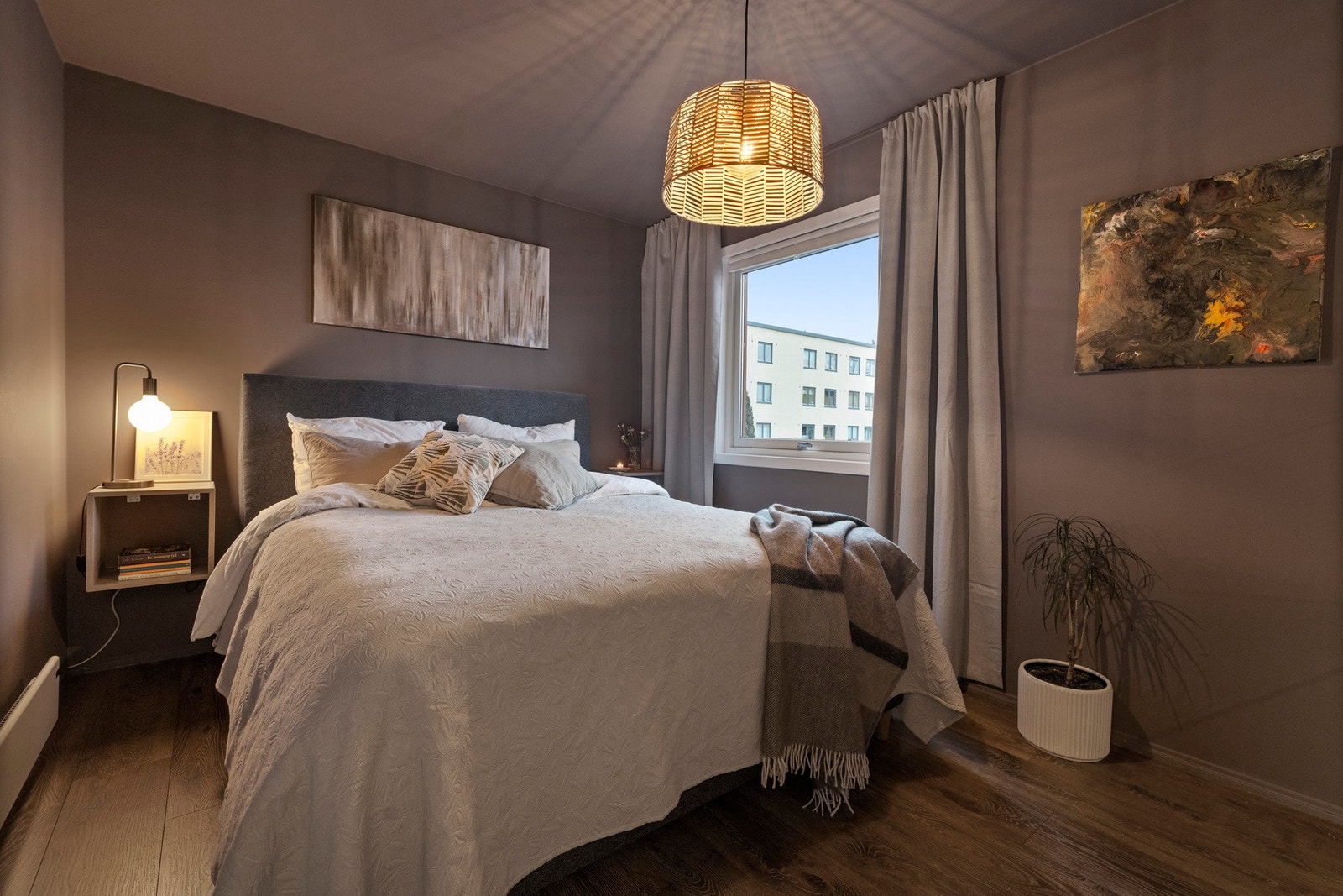 Meget romslig soverom med god plass til dobbeltseng og garderobeskap. Galleribilde