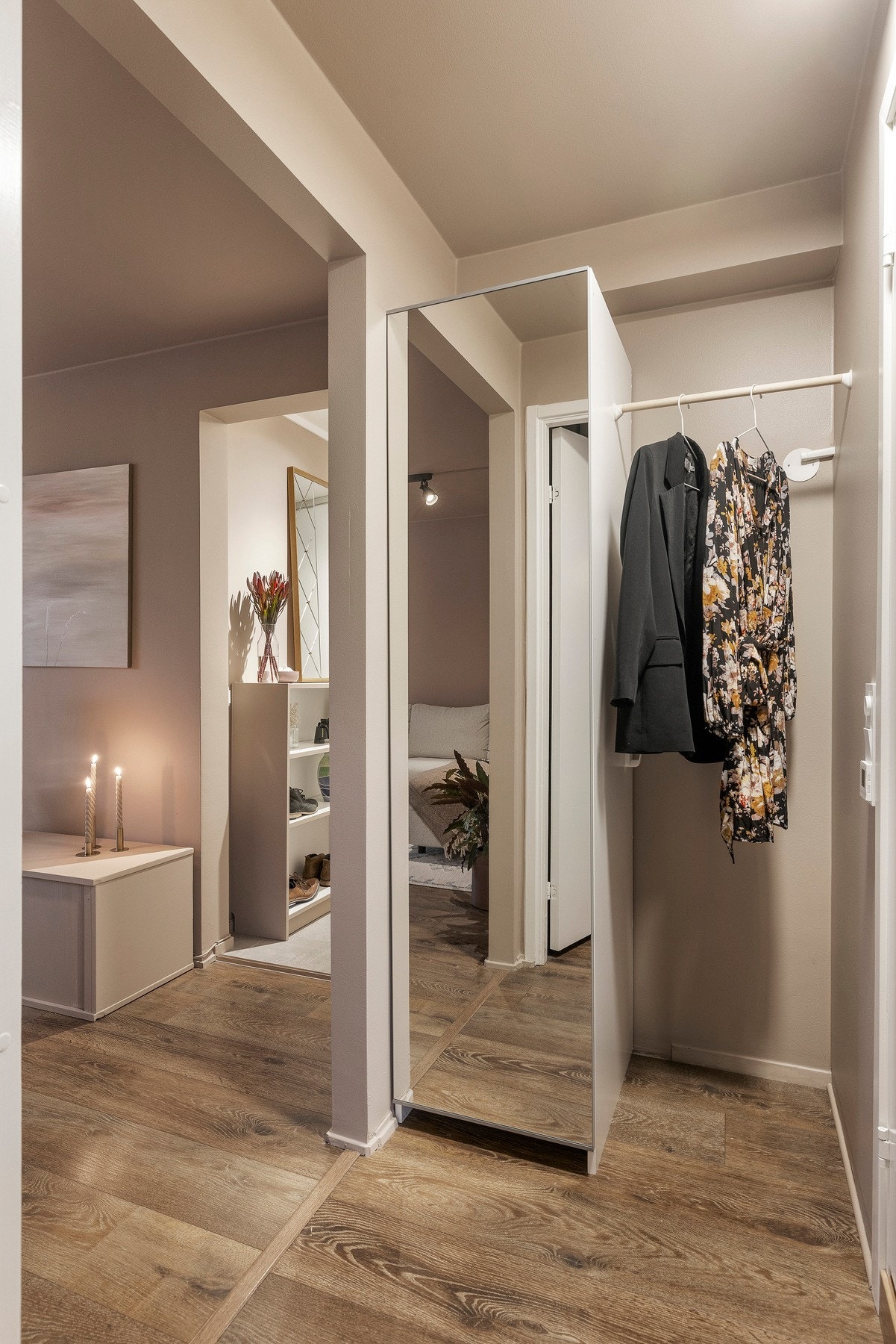 Romslig entré Galleribilde