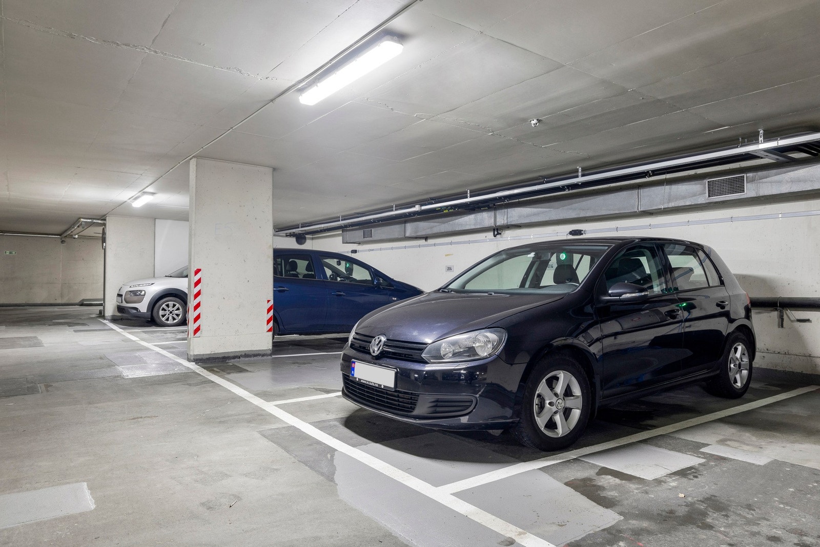 Garasjeplass med mulighet for installering av el-bil lader Galleribilde