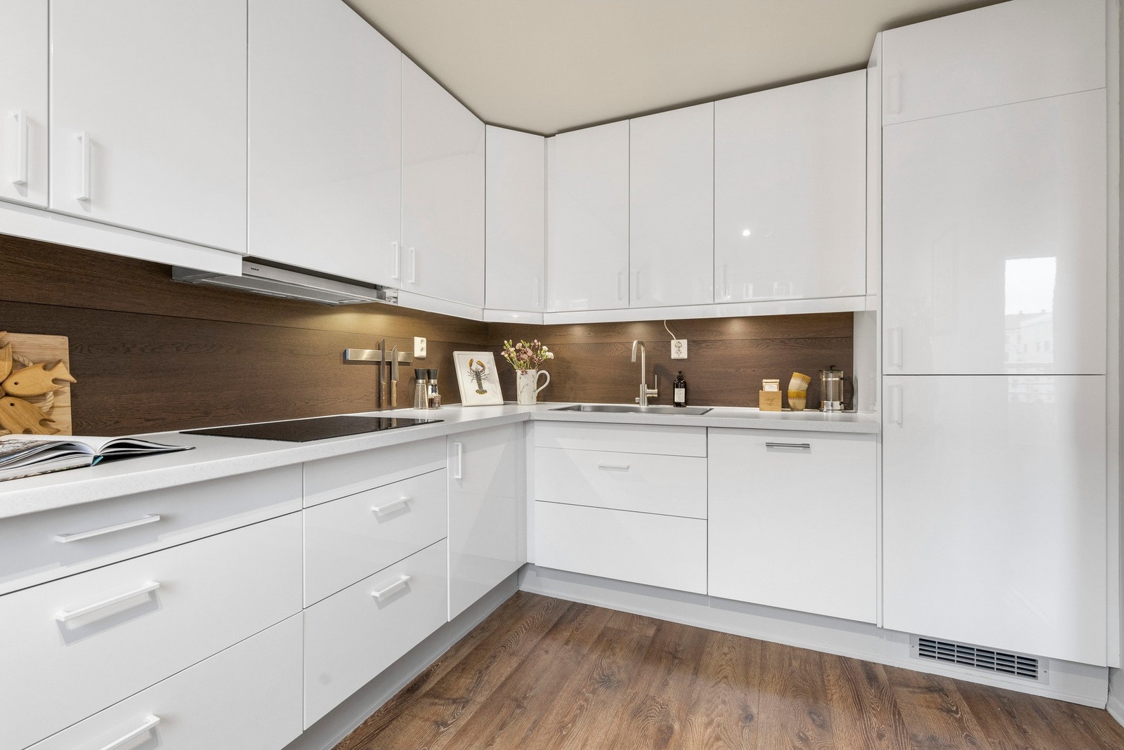 Innfelte hvitevarer som koketopp, stekeovn, mikrobølgeovn, oppvaskmaskin, kjøl/- fryseskap Galleribilde