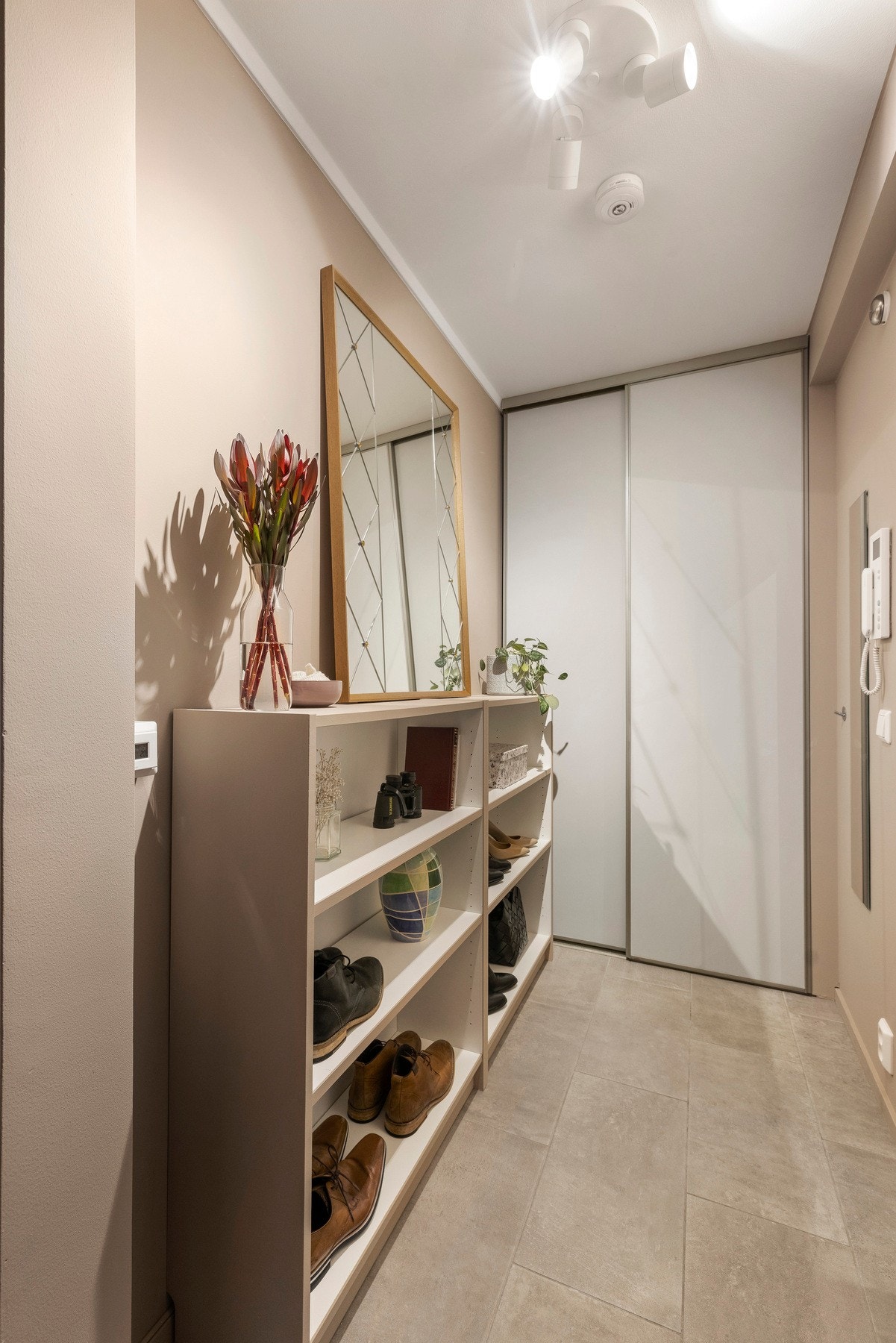 Entréen føles lun og god med varmekabler i gulvet Galleribilde