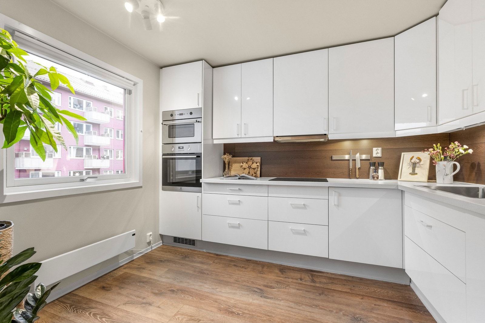 Lyst og romslig kjøkken med god benk- og skapplass Galleribilde