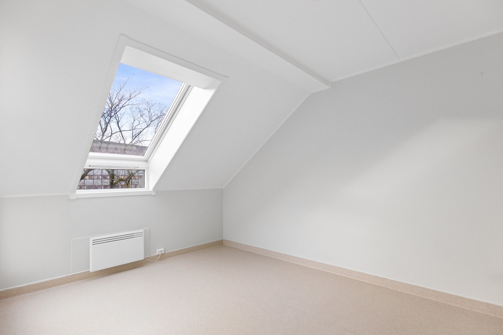 Plass for seng og garderobeløsninger Galleribilde