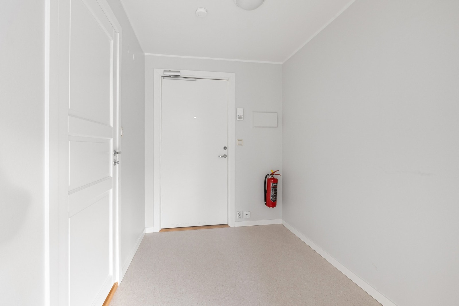 Gang med god plass til garderobeløsninger og oppbevaringsplass Galleribilde