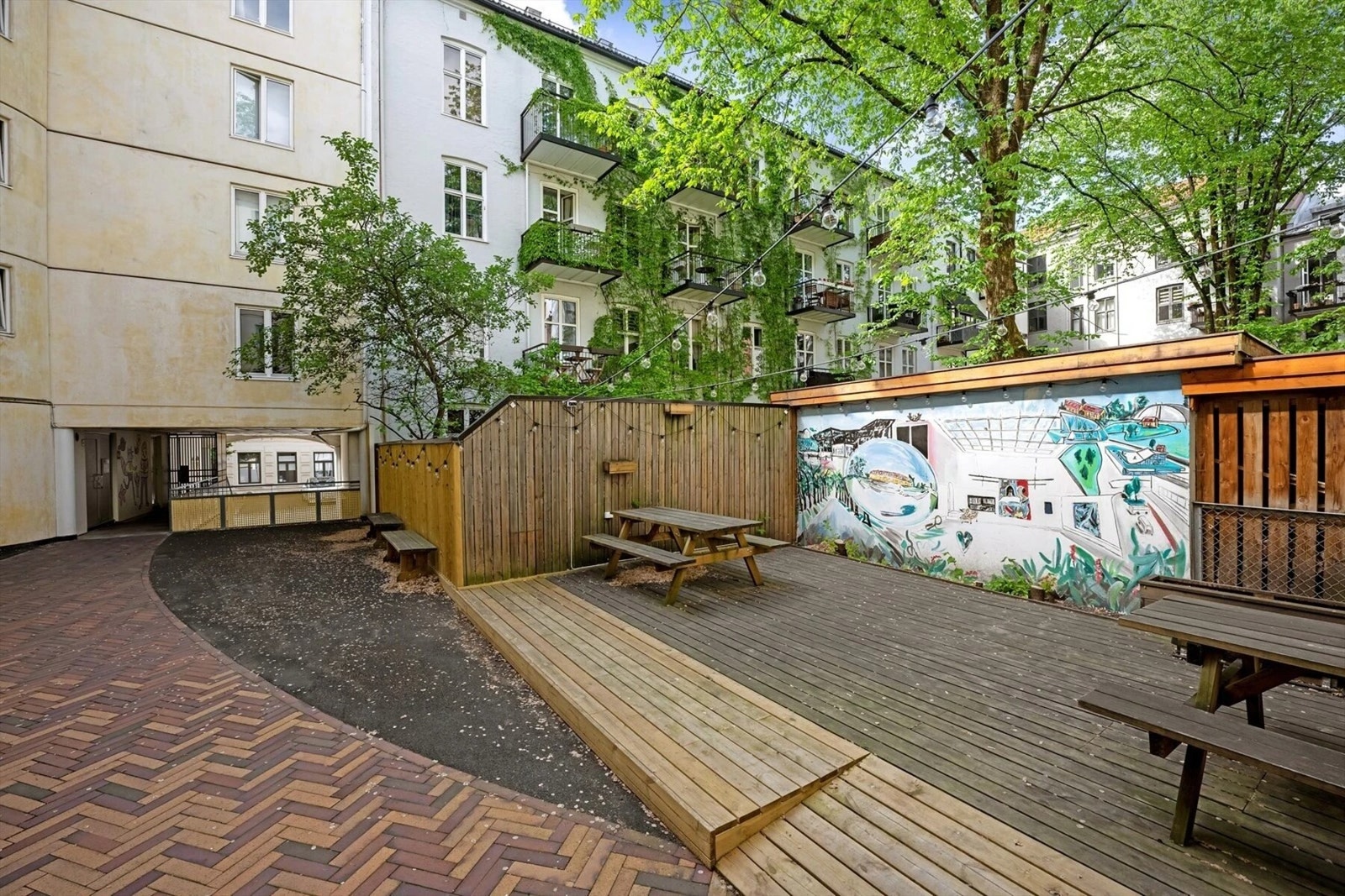 Pent opparbeidet bakgård på sommertid Galleribilde