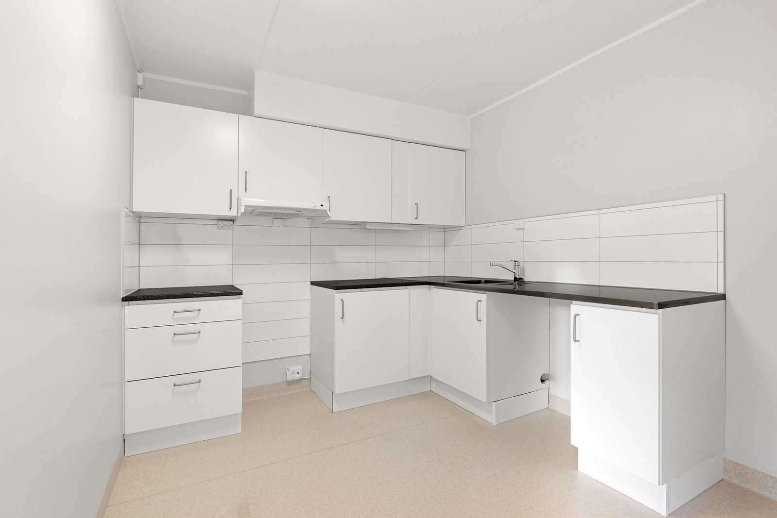 Eldre kjøkkeninnredning i separat rom Galleribilde