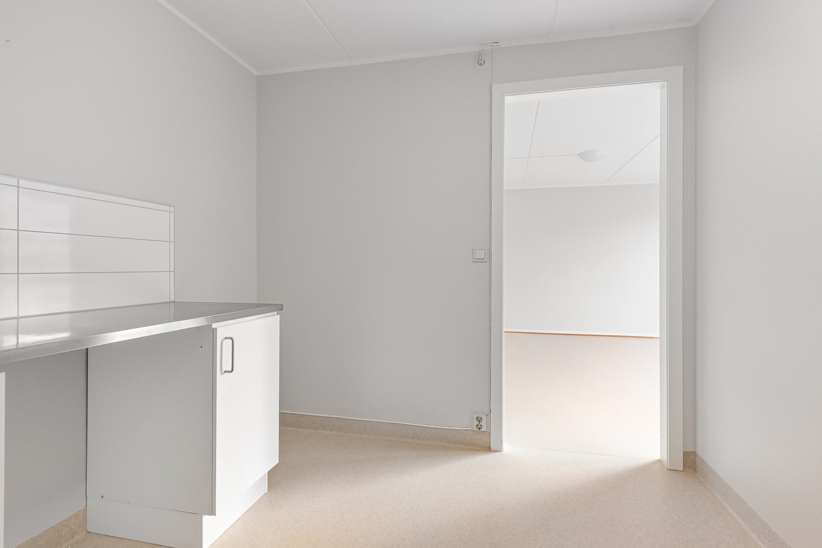 Hvite skapfronter og opplegg for alt av hvitevarer Galleribilde