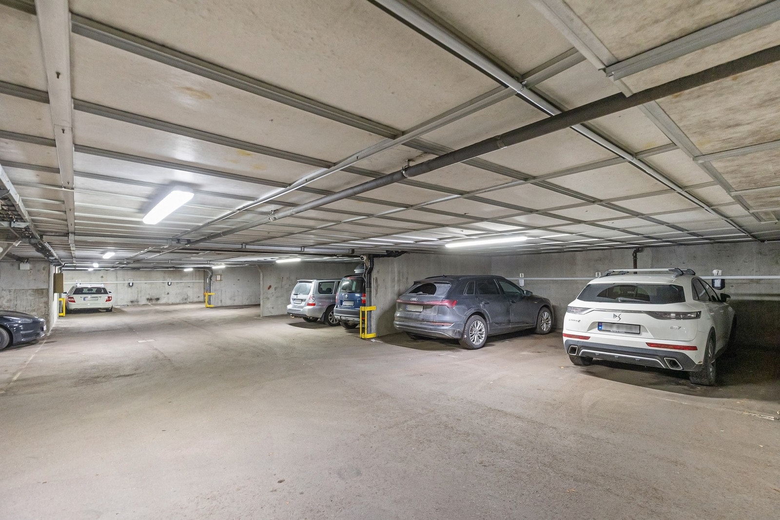 Det er garasjeplass i kjeller som medfølger Galleribilde