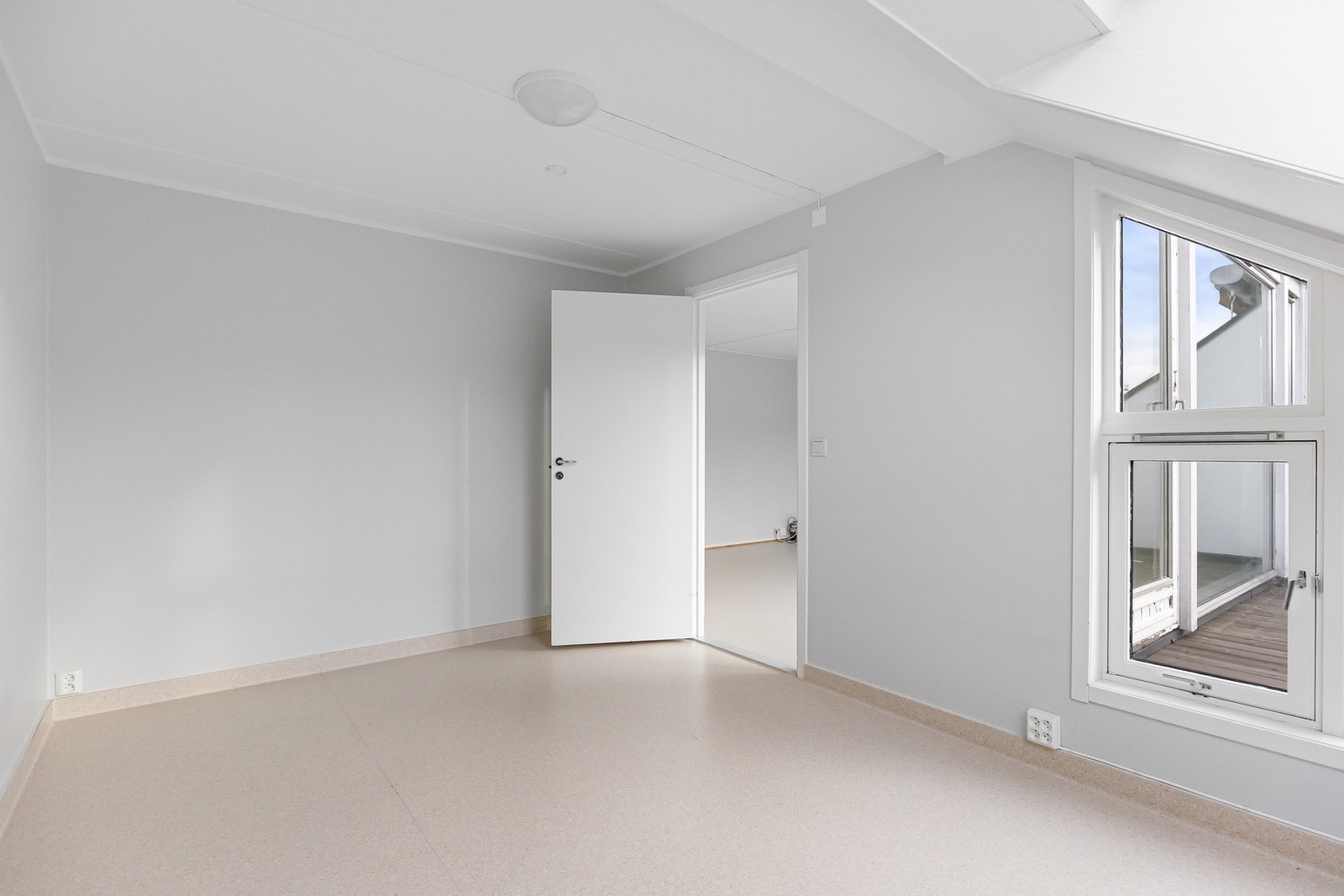 Leiligheten har ett soverom av god størrelse Galleribilde